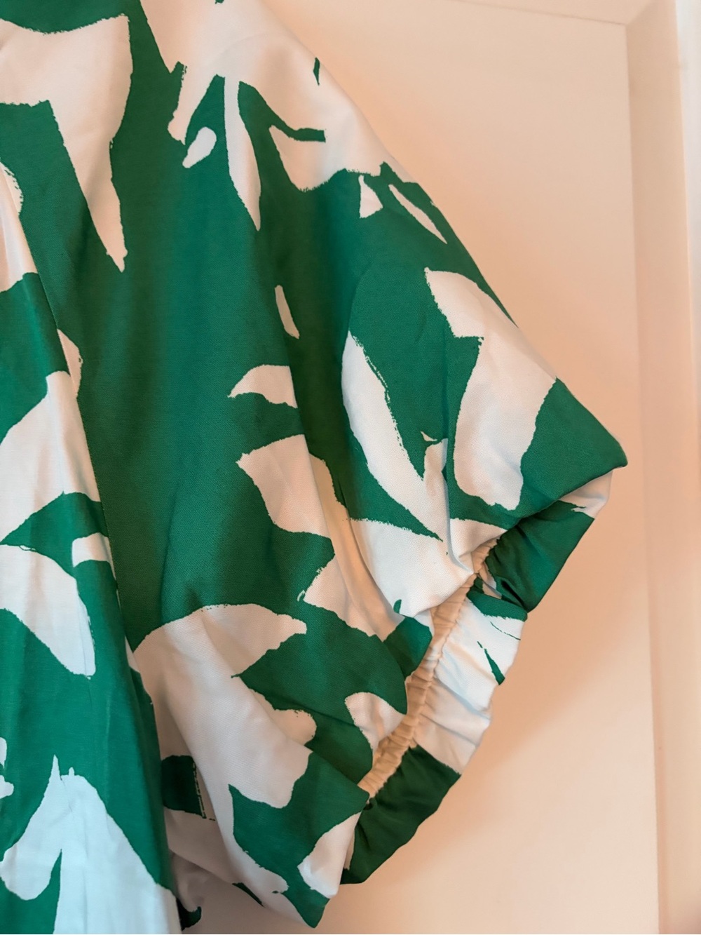 Evereve Green & White Printed Puff-Sleeve Women's Top - Picture 2 of 3